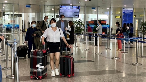 Noi Bai Airport welcomes first int l flight on reopening day of tourism